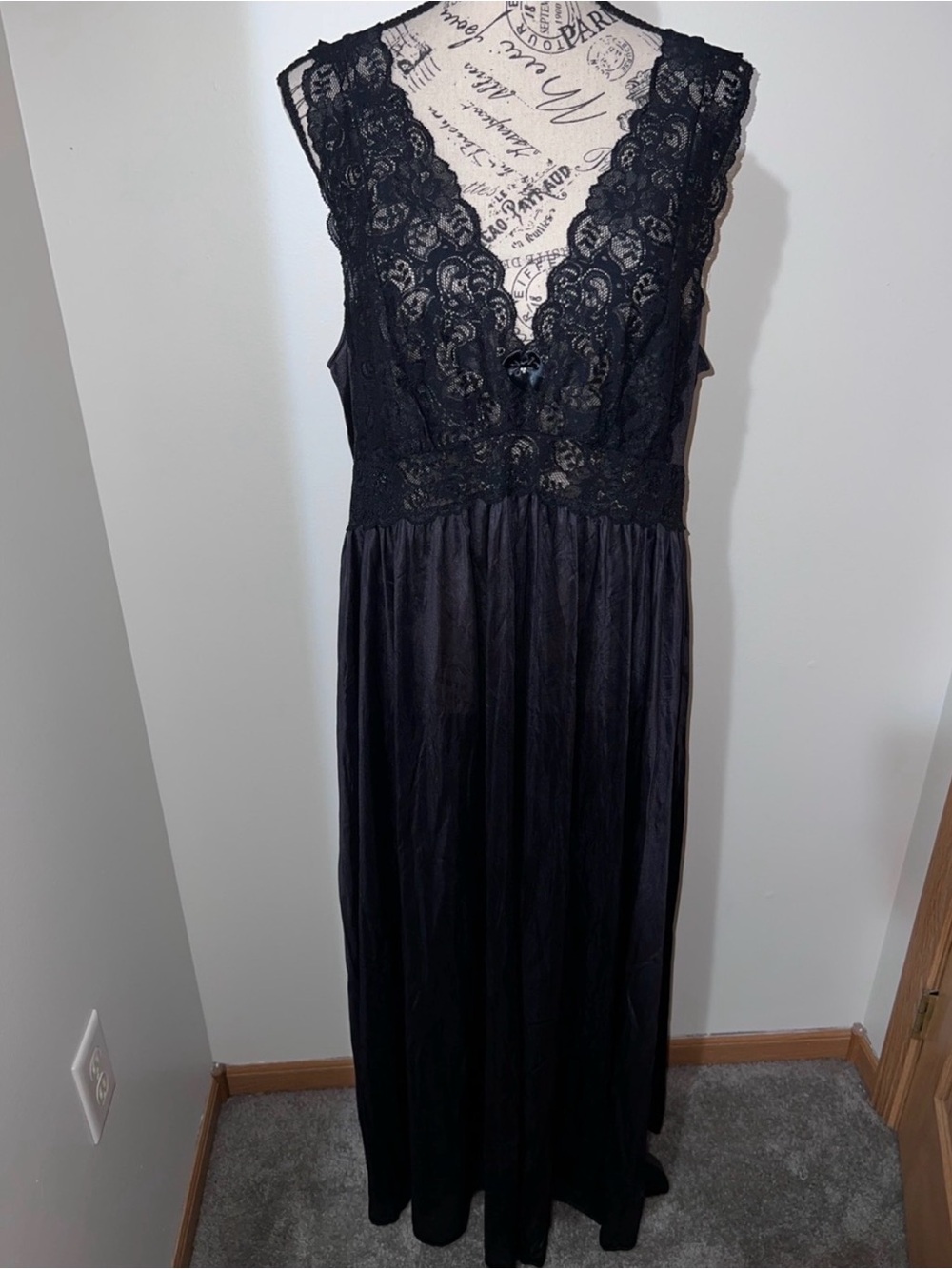 Vintage Shadowline Black Lace
Maxi Nightgown Goth
Cottagecore Sleeveless Dress